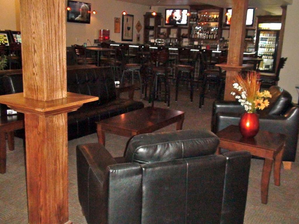 Price Pointe Inn Вокеша Екстер'єр фото