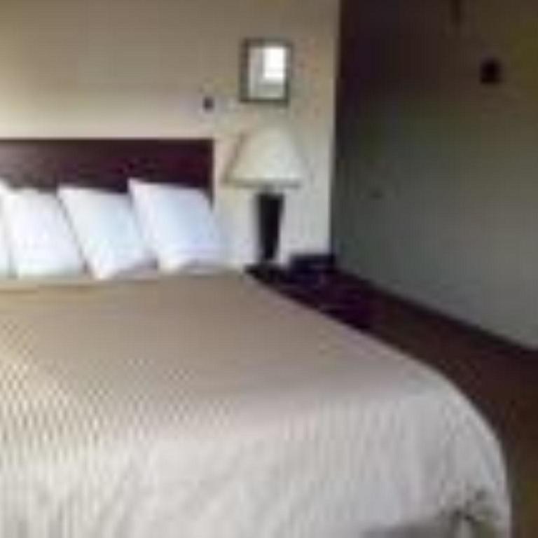 Price Pointe Inn Вокеша Екстер'єр фото