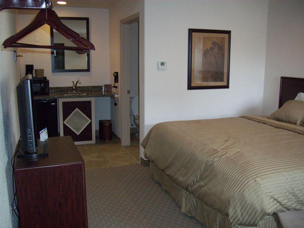 Price Pointe Inn Вокеша Екстер'єр фото