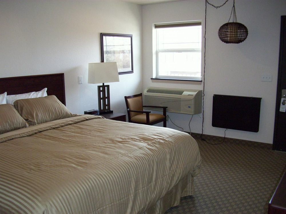 Price Pointe Inn Вокеша Екстер'єр фото