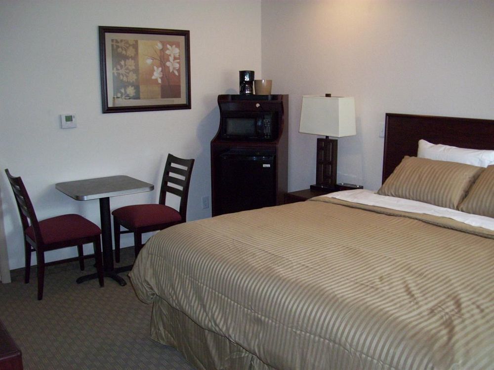 Price Pointe Inn Вокеша Екстер'єр фото