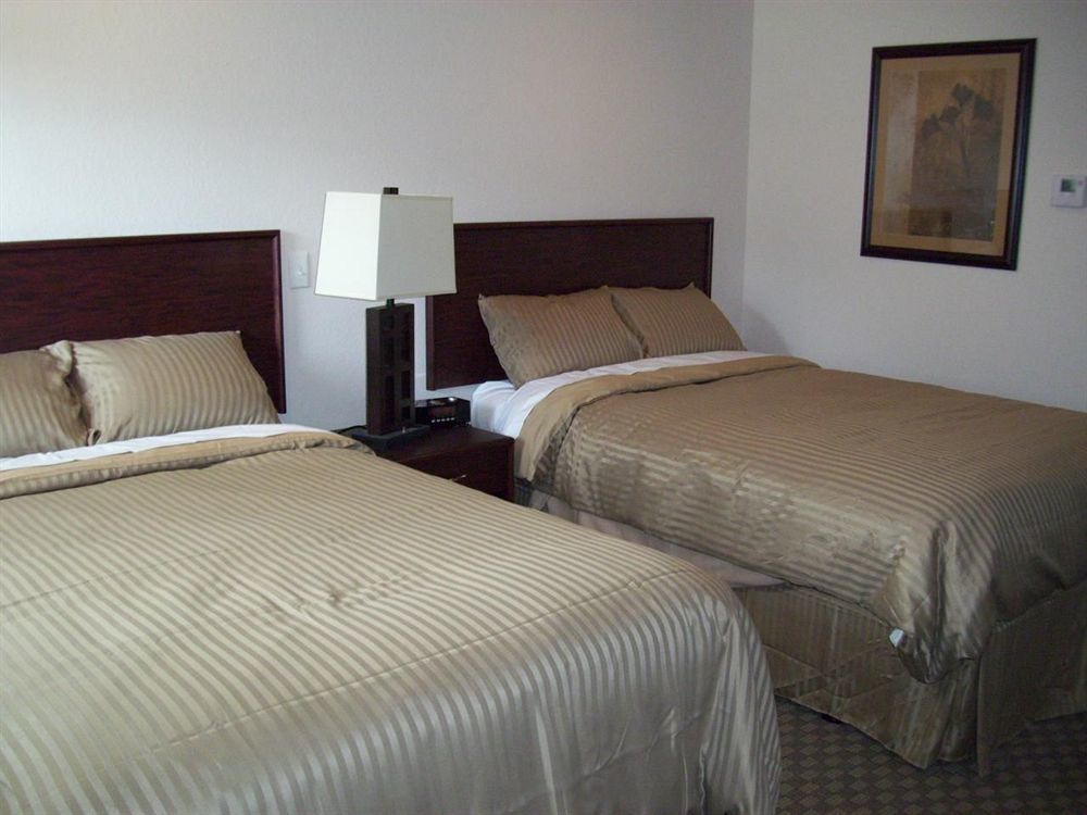 Price Pointe Inn Вокеша Екстер'єр фото