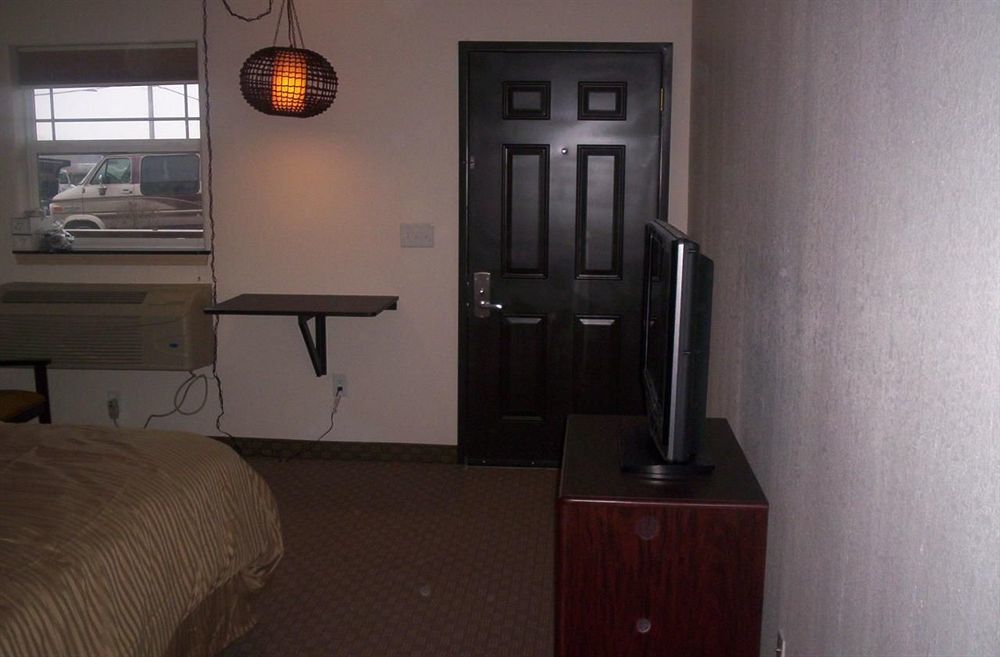 Price Pointe Inn Вокеша Екстер'єр фото