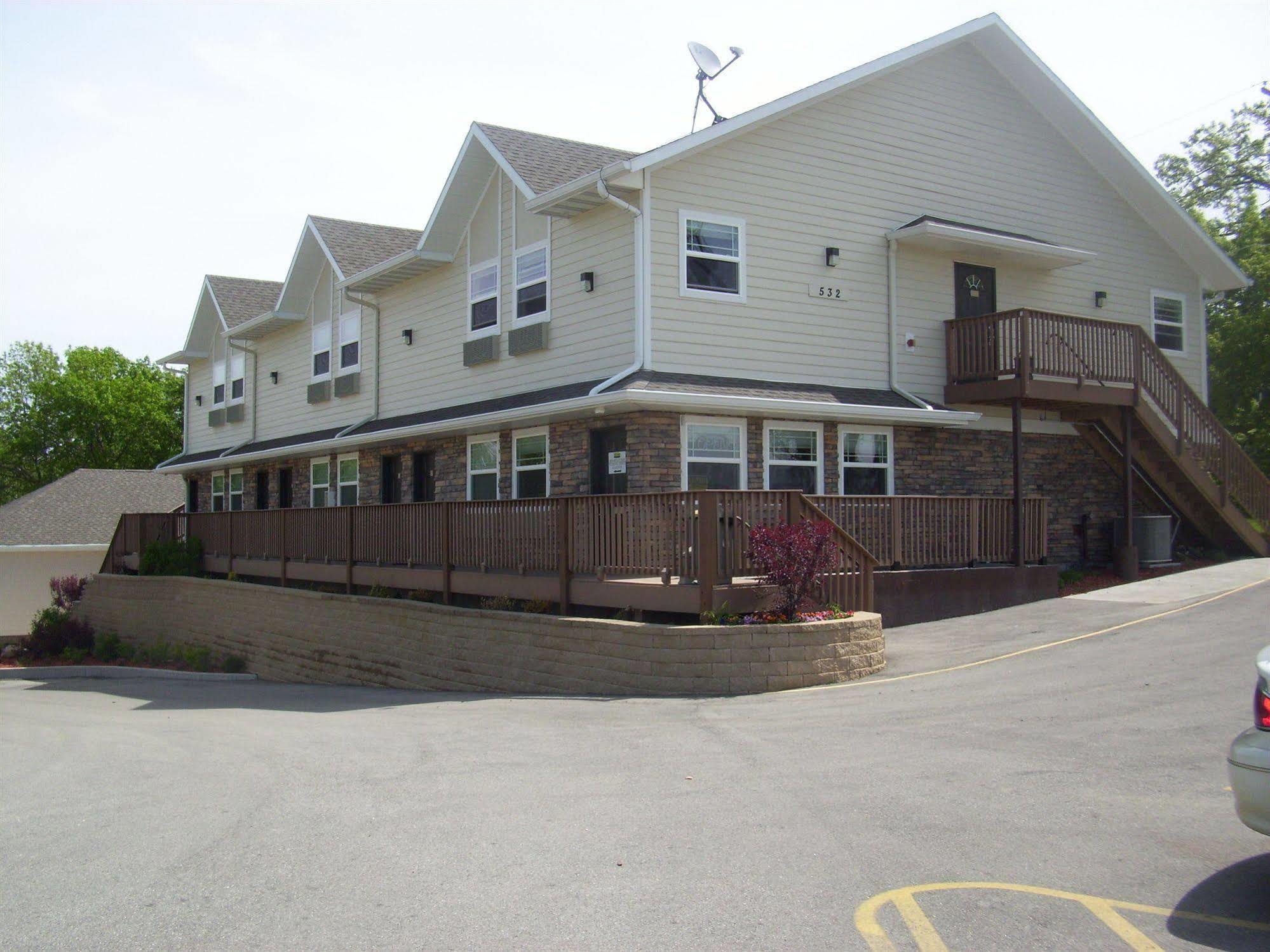 Price Pointe Inn Вокеша Екстер'єр фото