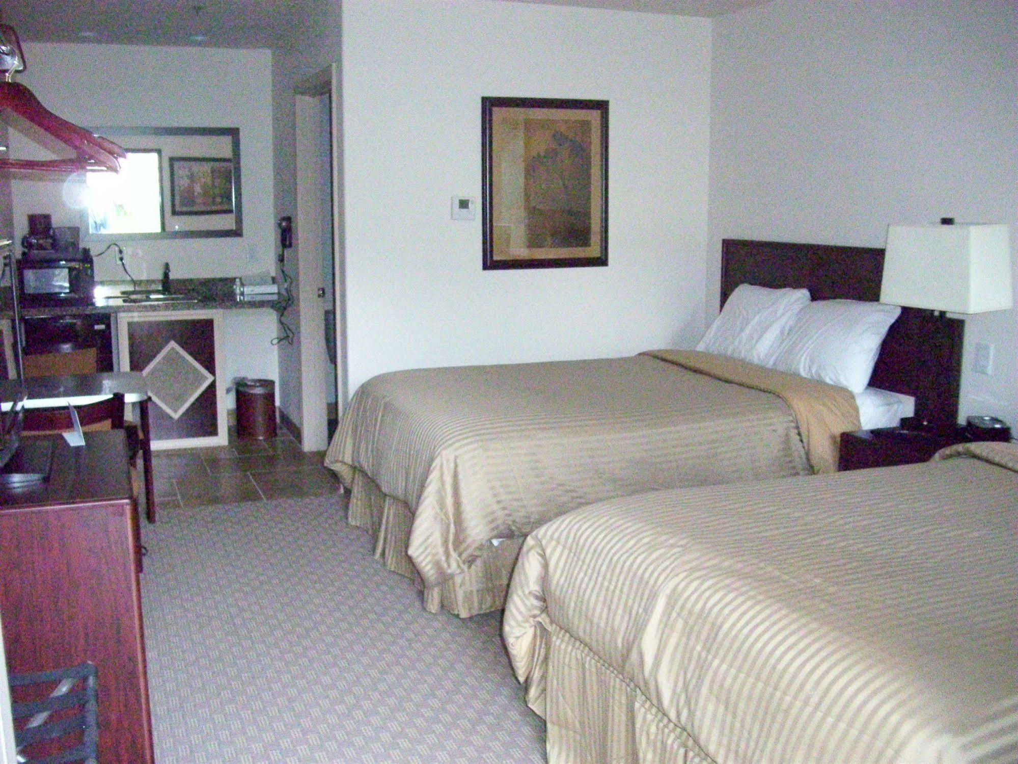 Price Pointe Inn Вокеша Екстер'єр фото