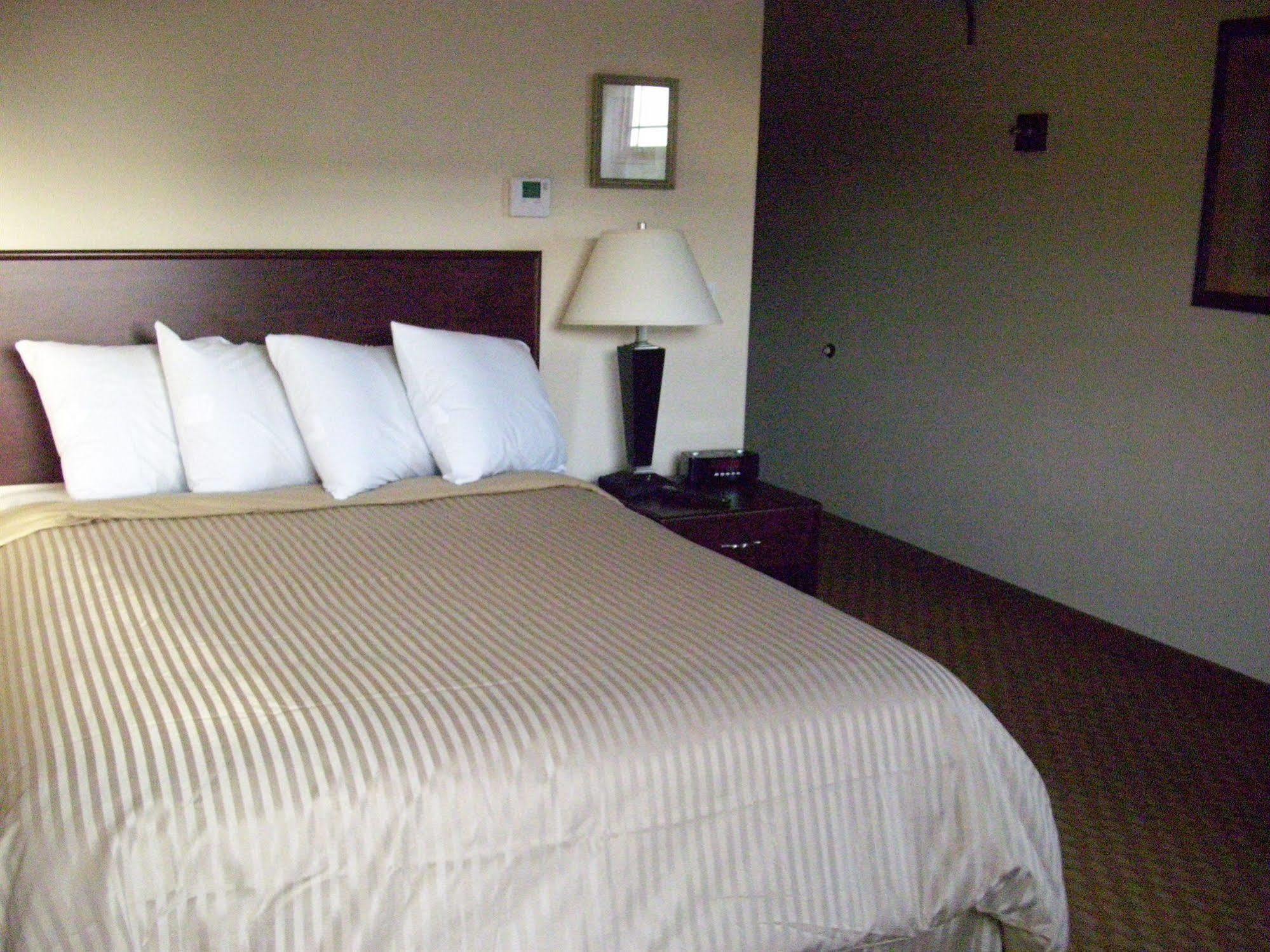 Price Pointe Inn Вокеша Екстер'єр фото