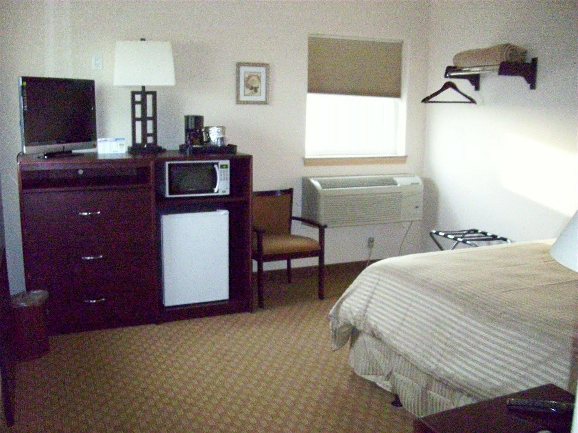 Price Pointe Inn Вокеша Екстер'єр фото