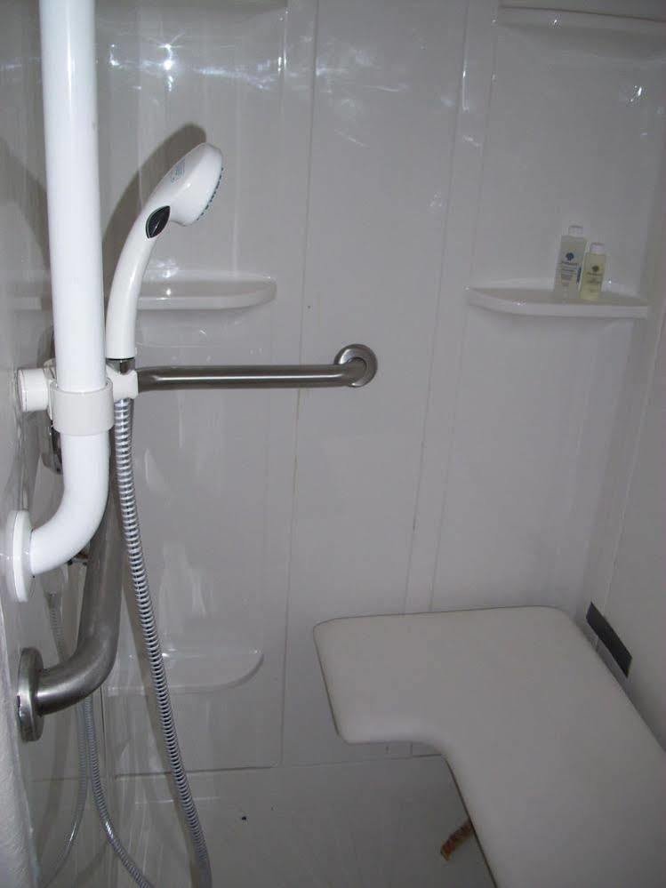 Price Pointe Inn Вокеша Екстер'єр фото