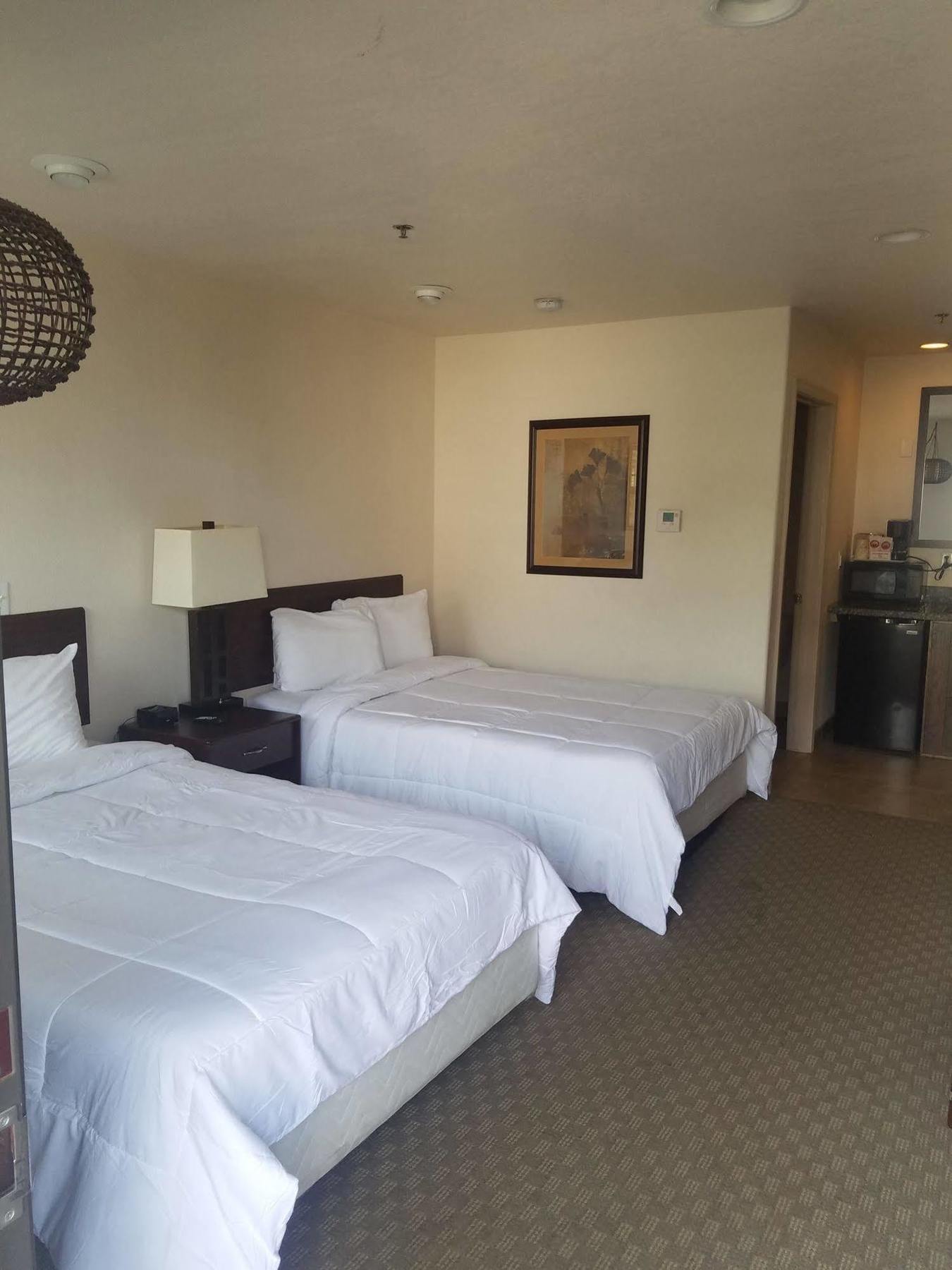 Price Pointe Inn Вокеша Екстер'єр фото
