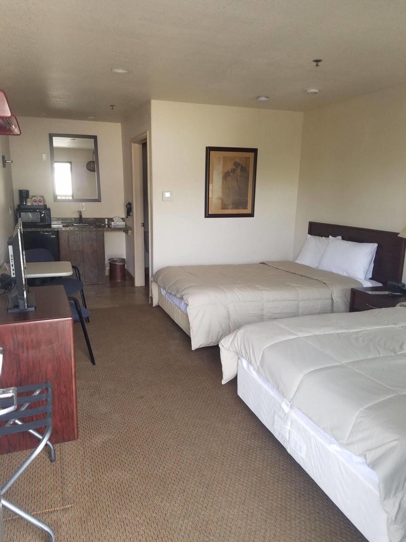 Price Pointe Inn Вокеша Екстер'єр фото
