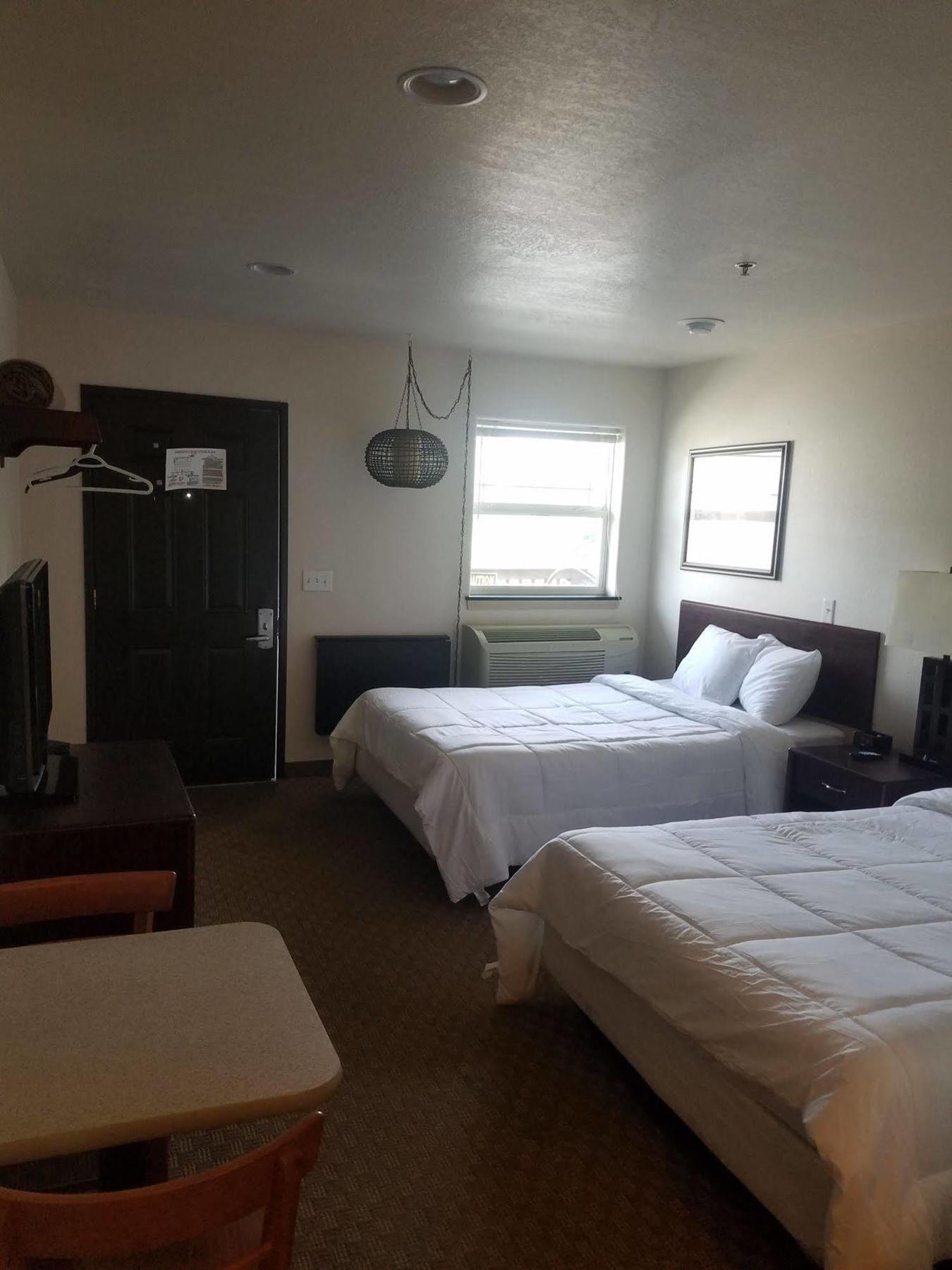 Price Pointe Inn Вокеша Екстер'єр фото