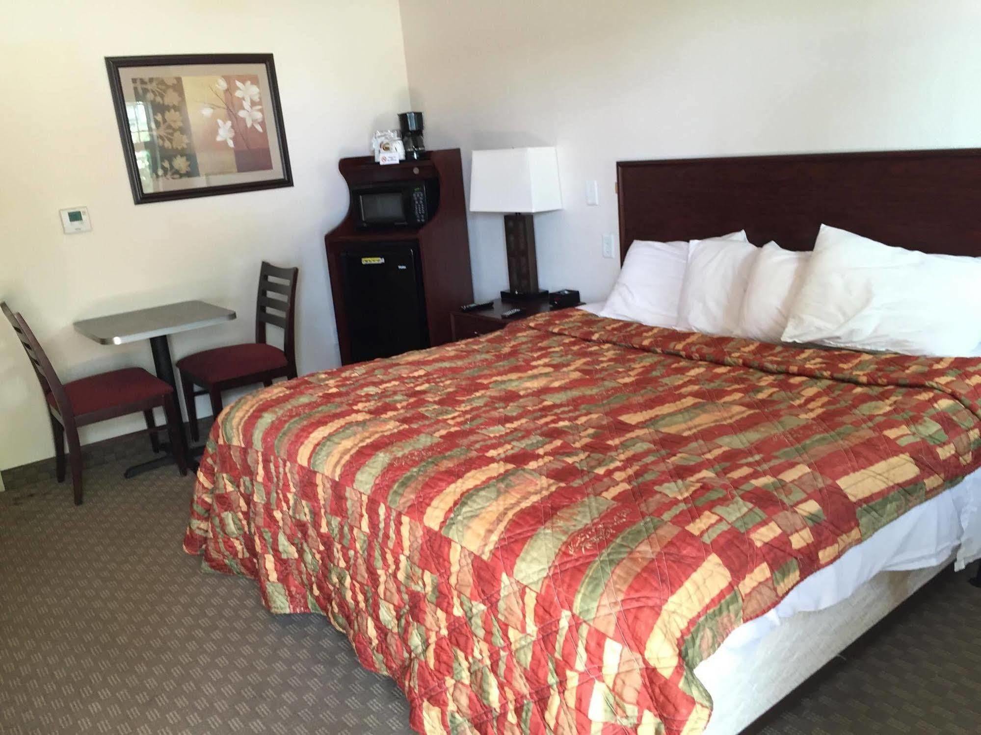 Price Pointe Inn Вокеша Екстер'єр фото