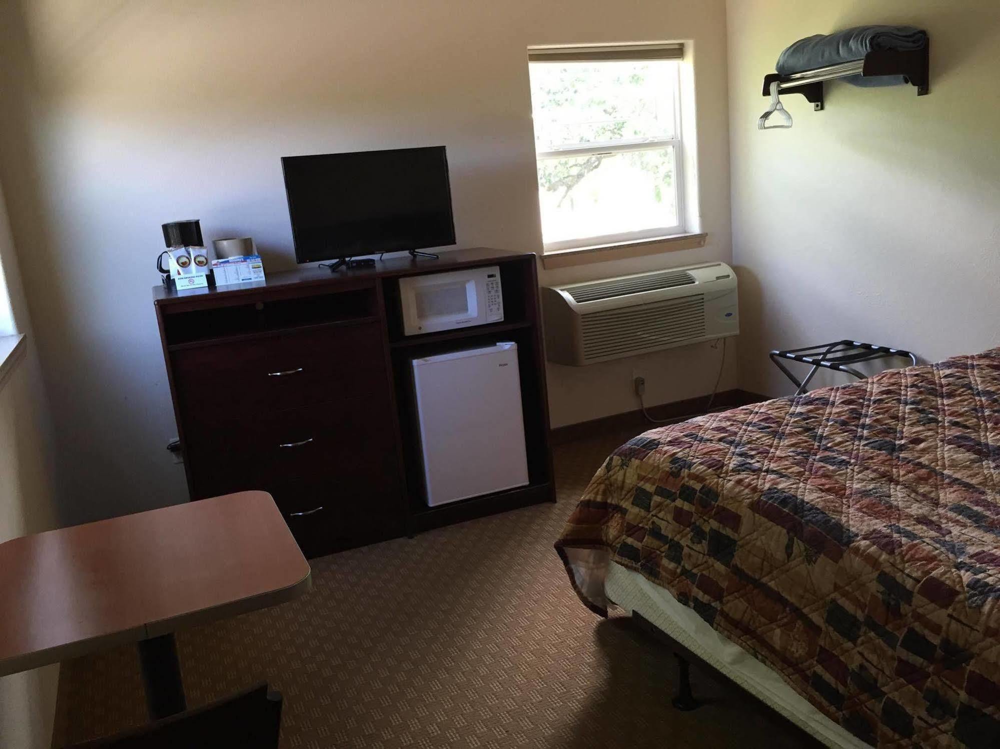 Price Pointe Inn Вокеша Екстер'єр фото