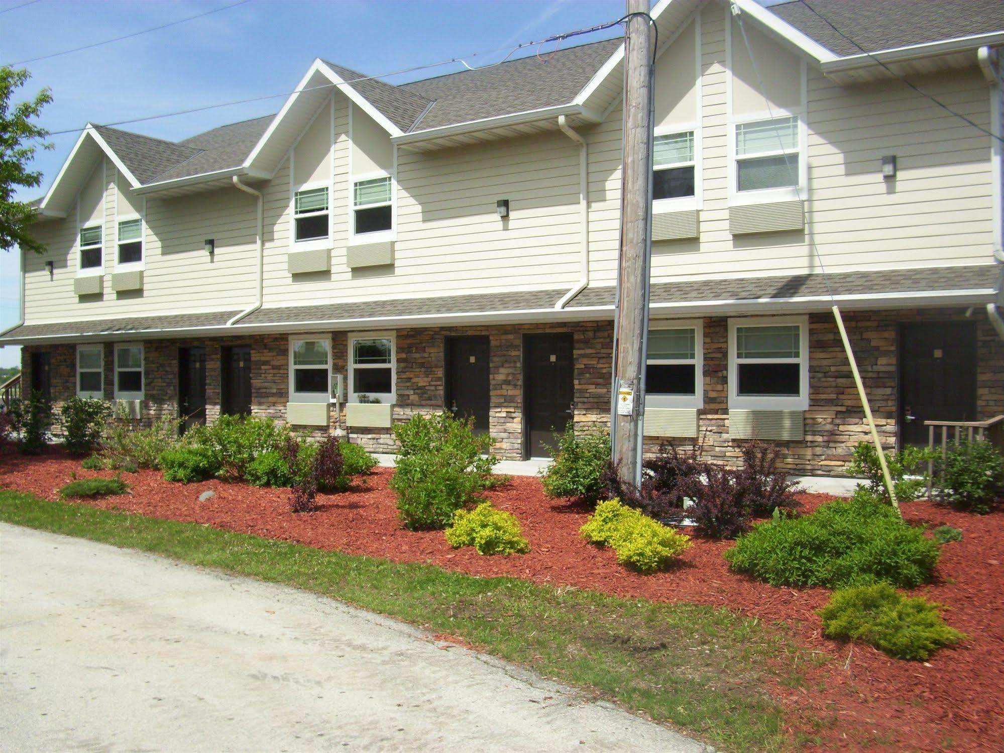 Price Pointe Inn Вокеша Екстер'єр фото